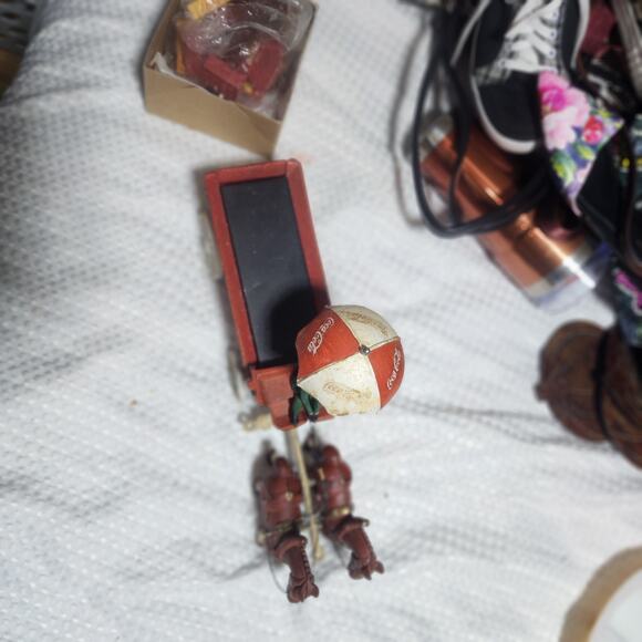 COCA COLA VINTAGE EUC CAST IRON HORSE DRAWN WAGON WITH UMBRELLA & Access - Picture 5 of 6